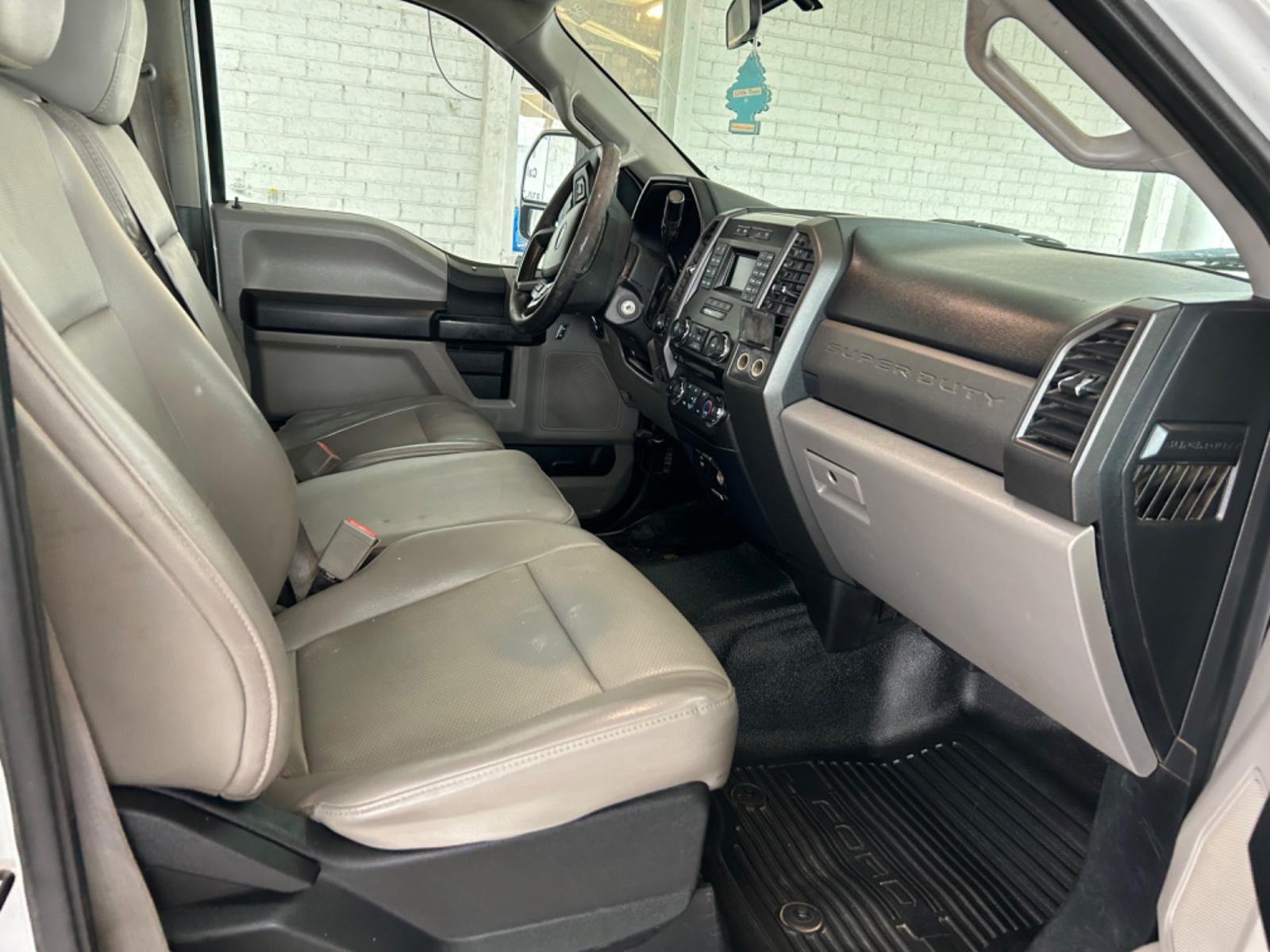 2018 White Ford F-250 SD King Ranch Crew Cab Long Bed 4WD (1FT7W2BT0JE) with an 6.7L V8 OHV 16V DIESEL engine, 6A transmission, located at 1687 Business 35 S, New Braunfels, TX, 78130, (830) 625-7159, 29.655487, -98.051491 - Photo #2
